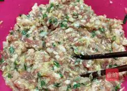 Illustration of how to make cabbage and pork dumplings (wheat dumpling making method) 3