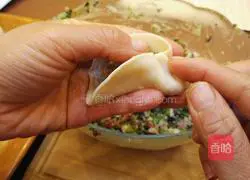 Illustration of how to wrap Liuye dumplings 15