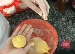 Illustration of how to make pumpkin steamed buns 3