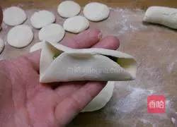 Illustration of how to make dumplings stuffed with meat and three delicacies 17