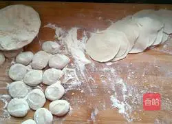 Illustration of how to make dumplings stuffed with three delicacies stuffing 7