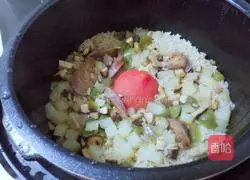 Illustration of how to make potato and sausage braised rice 20