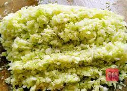 Illustration of how to make cabbage and pork dumplings 5