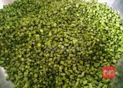 Illustration of how to make pork and cowpea filling dumplings 3