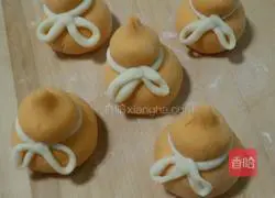 Illustration of how to make small gourd pumpkin steamed buns 15