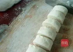 Illustration of how to cut steamed buns 10