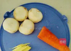 Illustration of how to make water chestnut, carrot, cabbage and meat cake soup 2