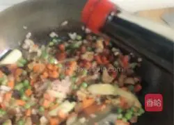 Illustration of home-style braised sausage rice 12