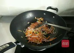 Illustration of how to make fried noodles with bacon and mixed vegetables 9