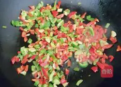 Illustration of how to make double pepper and egg fried rice 5