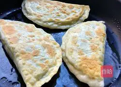 Illustration of how to make chives, shrimps and egg pancakes 12