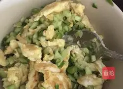 Illustration of how to make cucumber and egg dumplings 5
