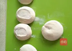 Illustration of how to make chive and pork pie 10