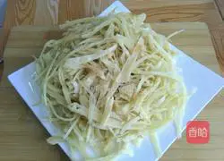 Illustration of how to make braised bean sprouts and shredded pork cakes 1