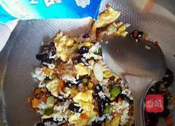 Illustration of how to make fried rice with fungus and egg 6