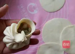 Illustration of how to make celery and pork buns 17