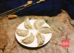 Illustration of making dumplings with fungus and egg stuffing 17