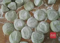 Illustration of how to make dumplings with three fresh fillings 11