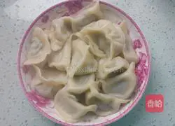 Illustration of how to make Longli fish and celery dumplings 7