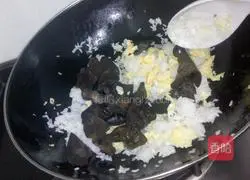 Illustration of how to make cooked wood ear egg fried rice 7 