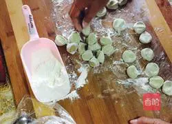 Illustration of how to make mushroom and shrimp dumplings with avocado skin 4