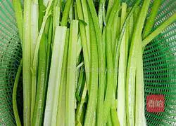 Illustration of how to make wonton stuffing with celery and fresh meat 1