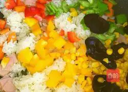 Illustration of how to make ham and mixed fried rice 4