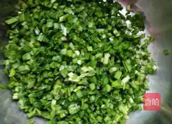 Illustration of how to make leek and egg dumpling filling 2