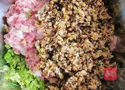 Illustration of how to make pork, celery and mushroom buns 2