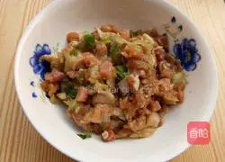 Illustration of how to make coriander meat dumplings 2