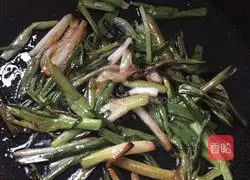 Illustration of how to make noodles with scallion oil 2