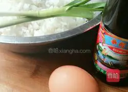  Illustration of how to make fried rice with green garlic and oyster sauce 1