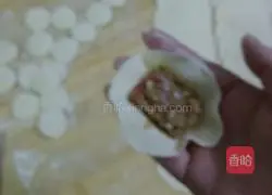 Illustration of how to make beef and pickled cabbage dumplings 11