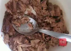 Illustration of how to make tuna fish sandwich 5