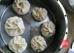 Illustration of how to make steamed buns with melon and chives 16