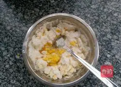 Illustration of how to make egg yolk cake 4