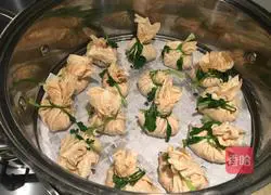 Illustration of how to make tofu skin buns 10