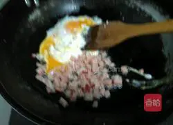 Illustration of how to make barbecued pork and egg fried rice 2