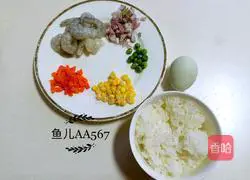 Illustration of how to make colorful fried rice with shrimps 1