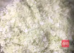 Illustration of how to make dumplings stuffed with pork and cabbage 3