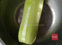 Zucchini and ham pancakes are crispy on the outside and tender on the inside.Illustration of how to make the baby's favorite food 1