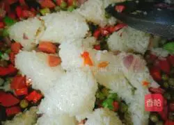 Illustration of how to make pineapple fried rice 8