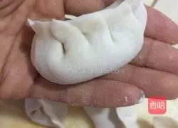 Illustration of how to make celery meat dumplings 13