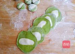 Illustration of how to make cabbage dumpling wrappers 9