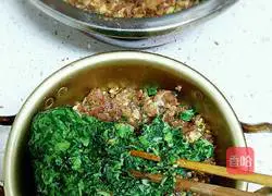 Illustration of how to make wonton stuffing with vegetables and fresh meat 14