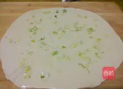 Illustration of how to make green onion pancake 5