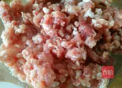 Illustration of how to make wonton stuffing 1