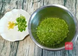 Illustration of how to make celery and pork patties 4