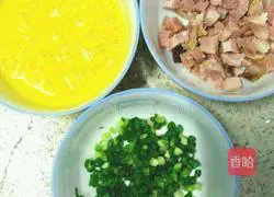 Illustration of how to make egg and ham fried rice 2