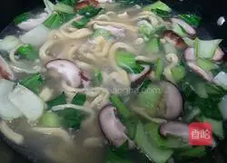 Illustration of how to make green vegetable, mushroom and corn noodles 8